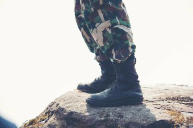 Asker ayakları üzerinde Dağı buzlu.