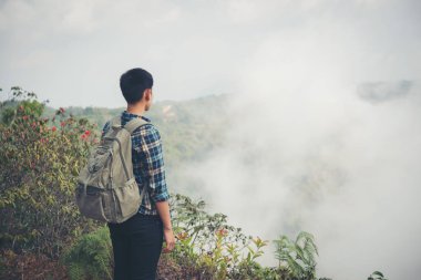 Uzun yürüyüşe çıkan kimse ile bir dağın tepesinde duran ve doğa manzarayı sırt çantaları.