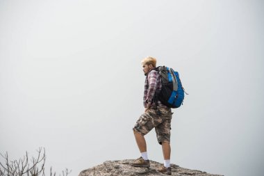 Uzun yürüyüşe çıkan kimse ile bir dağın tepesinde duran ve doğa manzarayı sırt çantaları.