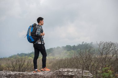 Uzun yürüyüşe çıkan kimse ile bir dağın tepesinde duran ve doğa manzarayı sırt çantaları.
