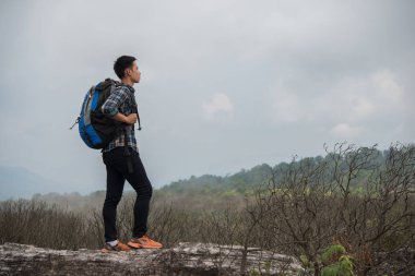 Uzun yürüyüşe çıkan kimse ile bir dağın tepesinde duran ve doğa manzarayı sırt çantaları.