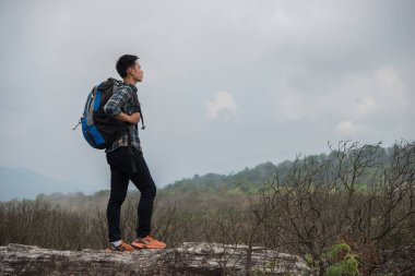 Uzun yürüyüşe çıkan kimse ile bir dağın tepesinde duran ve doğa manzarayı sırt çantaları.
