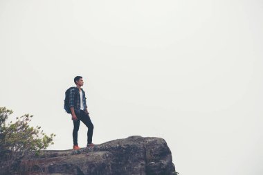 Uzun yürüyüşe çıkan kimse ile bir dağın tepesinde duran ve doğa manzarayı sırt çantaları.