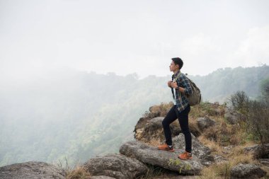 Uzun yürüyüşe çıkan kimse ile bir dağın tepesinde duran ve doğa manzarayı sırt çantaları.