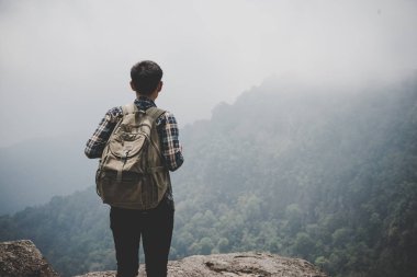 Uzun yürüyüşe çıkan kimse ile bir dağın tepesinde duran ve doğa manzarayı sırt çantaları.