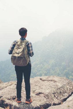 Uzun yürüyüşe çıkan kimse ile bir dağın tepesinde duran ve doğa manzarayı sırt çantaları.