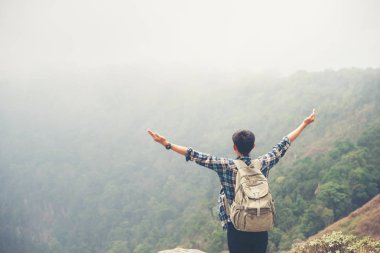 sırt çantası ayakta kaldırdı elleriyle bir dağın tepesinde birlikte fiyatı.