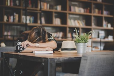 Genç iş kadını yorgun ve stres Café.