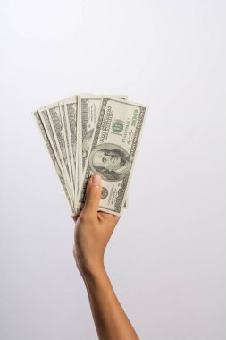 Kadın el üzerinde beyaz adam izole para ile