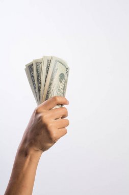 Kadın el üzerinde beyaz adam izole para ile