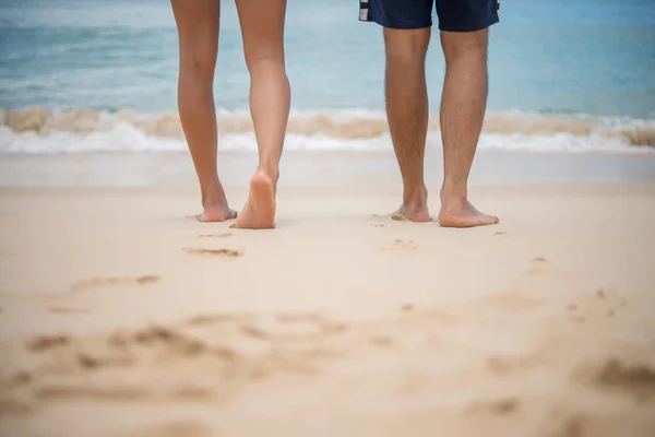 情侣漫步在沙滩上 — 图库照片