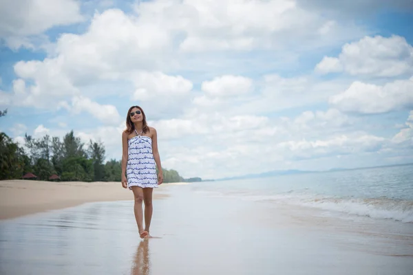 Junge Schöne Glückliche Frau Genießt Den Strand — Stockfoto