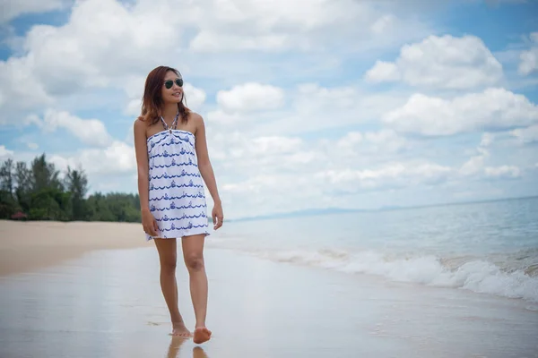 Junge Schöne Glückliche Frau Genießt Den Strand — Stockfoto