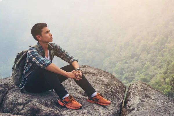 Joven Hipster Descansa Cima Montaña Concepto Estilo Vida — Foto de Stock