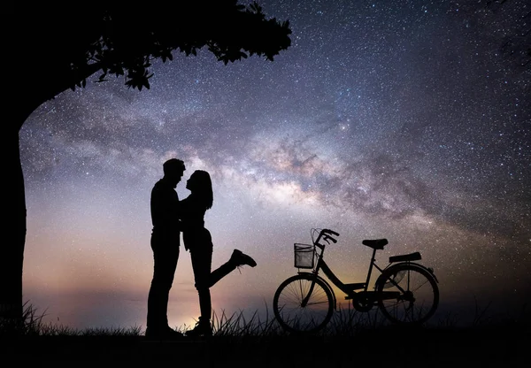 Siluet Genç Çift Aşık Iyi Zaman Birlikte Günbatımı Sırasında Zevk — Stok fotoğraf