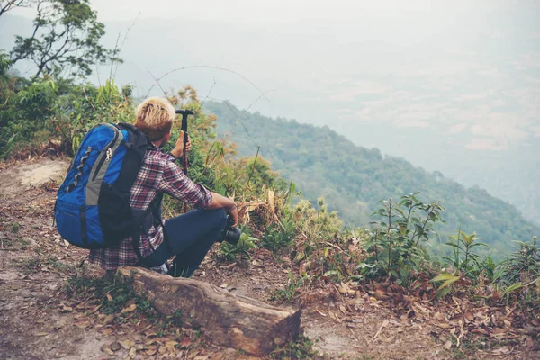 Joven Hipster Excursionista Con Mochila Sentado Cima Montaña — Foto de Stock