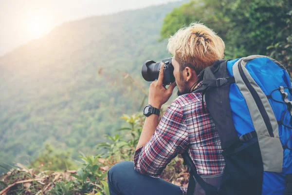 Rzadki Człowiek Młody Podróżnik Plecak Stojąc Mountain Robienie Zdjęć Mężczyzna — Zdjęcie stockowe