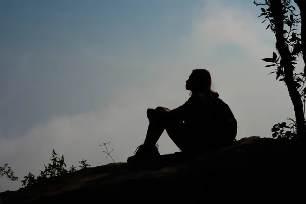 Silhouet Van Vrouw Zitten Bergtop Met Blauwe Hemelachtergrond — Stockfoto