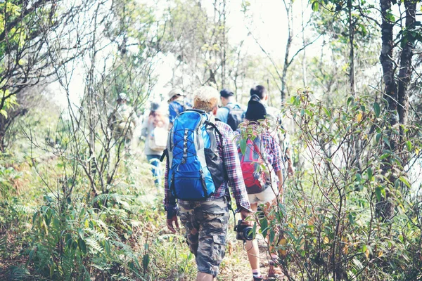 Gros Plan Amis Marchant Avec Des Sacs Dos Dans Les — Photo