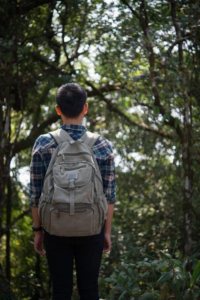 流行に敏感な若い人のハイカーは 野生の山の森林景観を楽しむハイキングしながら休息を取る — ストック写真
