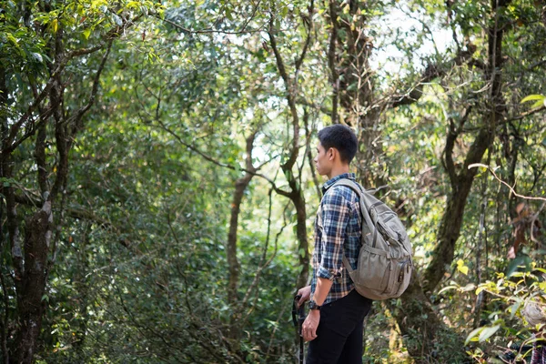 Giovane Hipster Uomo Escursionista Prendere Riposo Durante Escursioni Godendo Paesaggi — Foto Stock