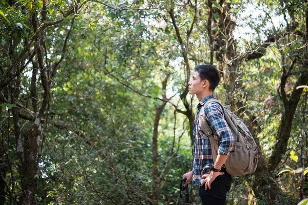 Joven Hombre Hipster Excursionista Tomar Poco Descanso Mientras Caminata Disfrutando — Foto de Stock