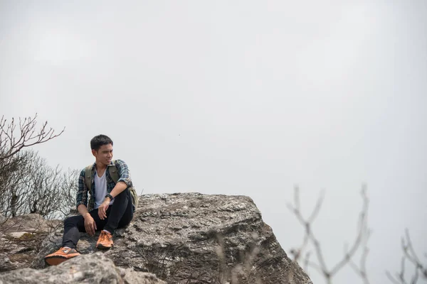 Νέοι Hipster Πεζοπόρος Σακίδιο Που Κάθεται Στην Κορυφή Του Βουνού — Φωτογραφία Αρχείου