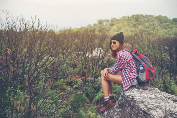Joven Excursionista Con Mochila Sienta Borde Del Acantilado Mirando Valle — Foto de Stock