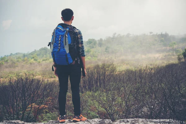 Senderista Con Mochilas Cima Una Montaña Disfrutando Vista Naturaleza — Foto de Stock