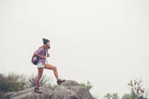 Hiker Backpacks Standing Top Mountain Enjoying Nature View — Stock Photo, Image