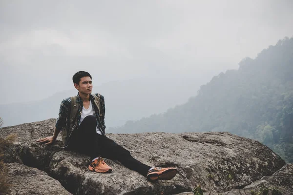 Dağın Tepesinde Oturan Sırt Çantası Ile Genç Hipster Uzun Yürüyüşe — Stok fotoğraf