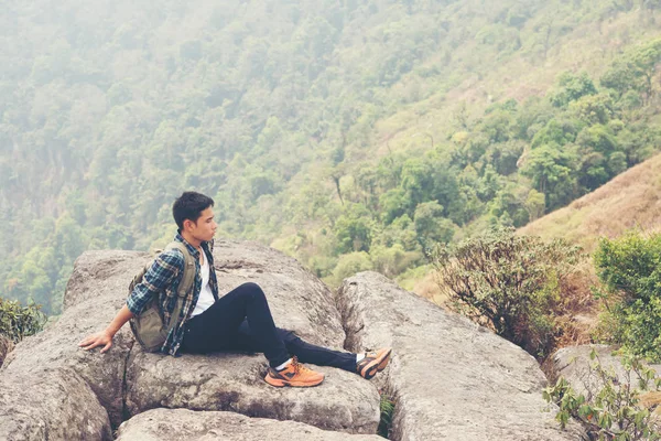 Joven Hipster Excursionista Con Mochila Sentado Cima Montaña — Foto de Stock