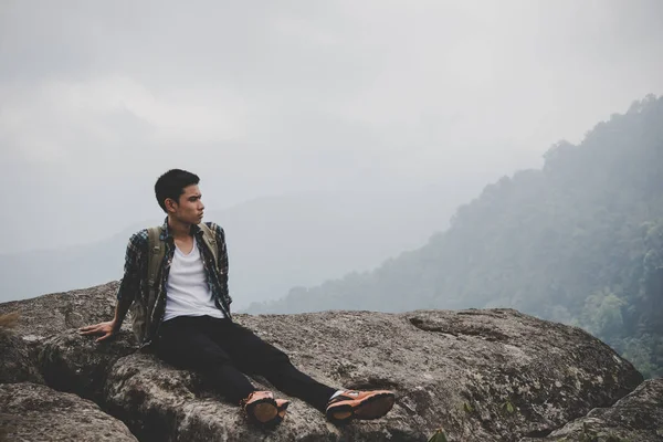 Νέοι Hipster Πεζοπόρος Σακίδιο Που Κάθεται Στην Κορυφή Του Βουνού — Φωτογραφία Αρχείου