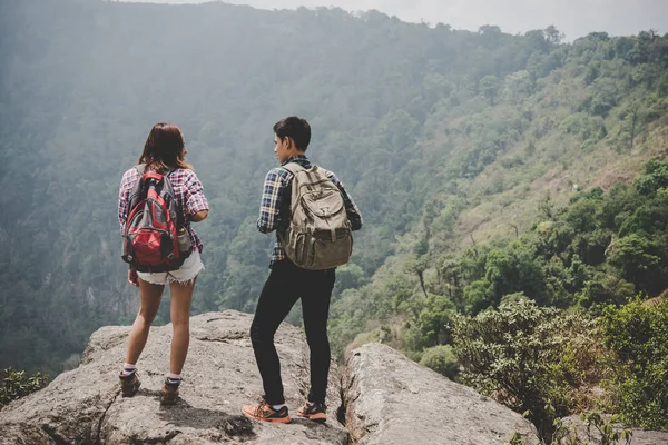 Yürüyüşçüler Çift Bir Dağın Tepesinde Duran Doğanın Keyfini Sırt Çantaları — Stok fotoğraf