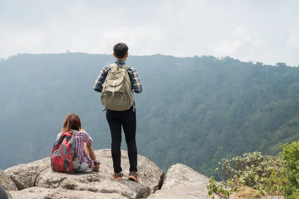 Pareja Excursionistas Con Mochilas Cima Una Montaña Disfrutando Vista Naturaleza — Foto de Stock