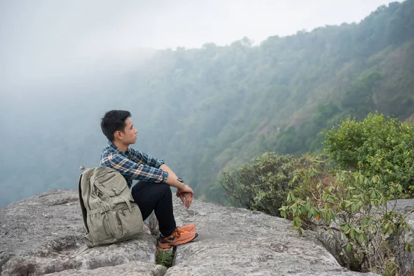Junge Hipster Wanderin Mit Rucksack Auf Dem Gipfel Des Berges — Stockfoto