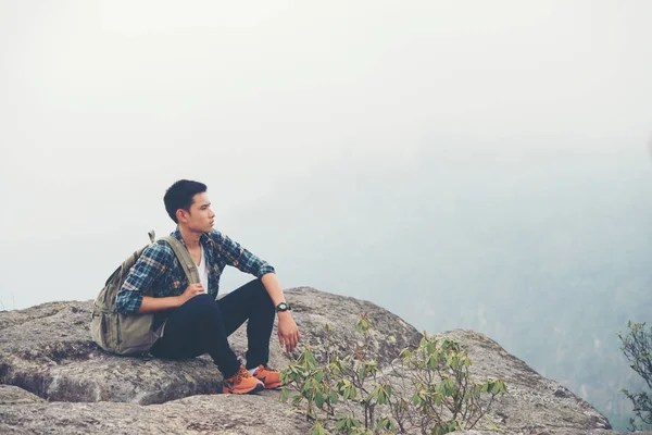 Joven Hipster Excursionista Con Mochila Sentado Cima Montaña — Foto de Stock