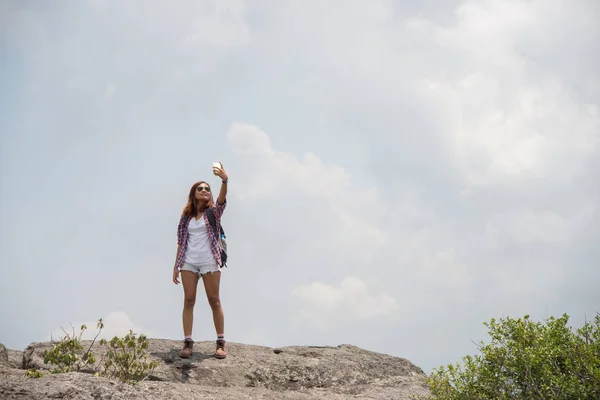 Junge Hipster Wanderin Fotografiert Mit Ihrem Handy Der Klippe Des — Stockfoto