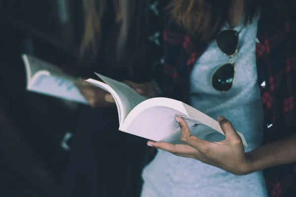 Крупним Планом Жіночі Руки Тримають Читання Книги — стокове фото