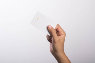 Kadın el boş kartı üzerinde beyaz izole tutarak, yakın çekim.