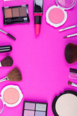 A boş yer üstünde pembe bir arka plan etrafında düzenlenmiş kozmetik güzellik ürünleri topluluğu Üstten Görünüm.