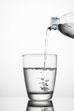 Beyaz arka plan üzerinde izole cam gelen sıçramasına su dökerek, yakın çekim