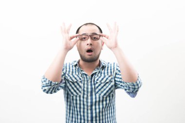 Yakışıklı delikanlı gözlüklerini dokunmadan beyaz arka plan üzerinde izole portresi.