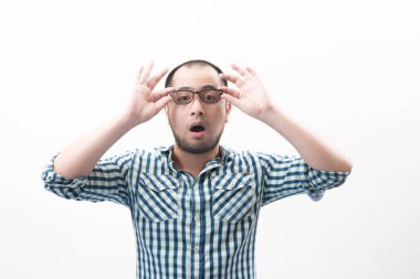 Yakışıklı delikanlı gözlüklerini dokunmadan beyaz arka plan üzerinde izole portresi.