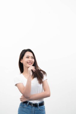 güzel genç Asyalı kadın beyaz zemin üzerine izole.