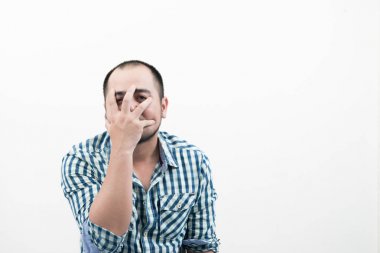 Beyaz arka plan üzerinde izole yüzünü kaplayan adam