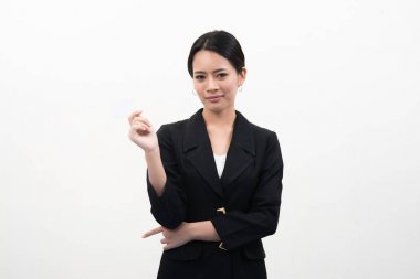 Asya iş kadın holding boş kredi kartı üzerinde gri arka plan izole gülümseyen genç portresi