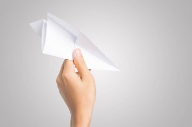 Kadın el Dart kağıt uçak beyaz arka plan üzerinde izole.