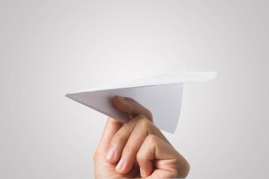 Kadın el Dart kağıt uçak beyaz arka plan üzerinde izole.