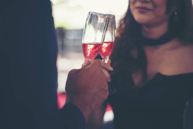 Genç iş çift bardak şampanya ile